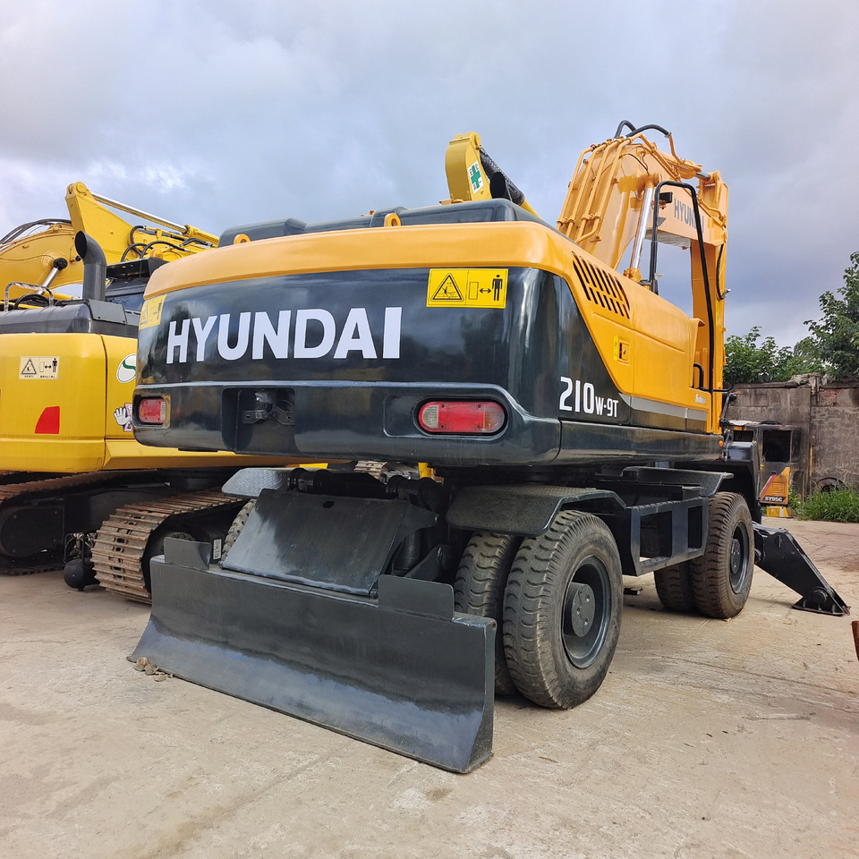 HYUNDAI 210W-9T 210W-9S - Pelle sur pneus: photos 1 HYUNDAI 210W-9T 210W-9S - Pelle sur pneus: photos 1