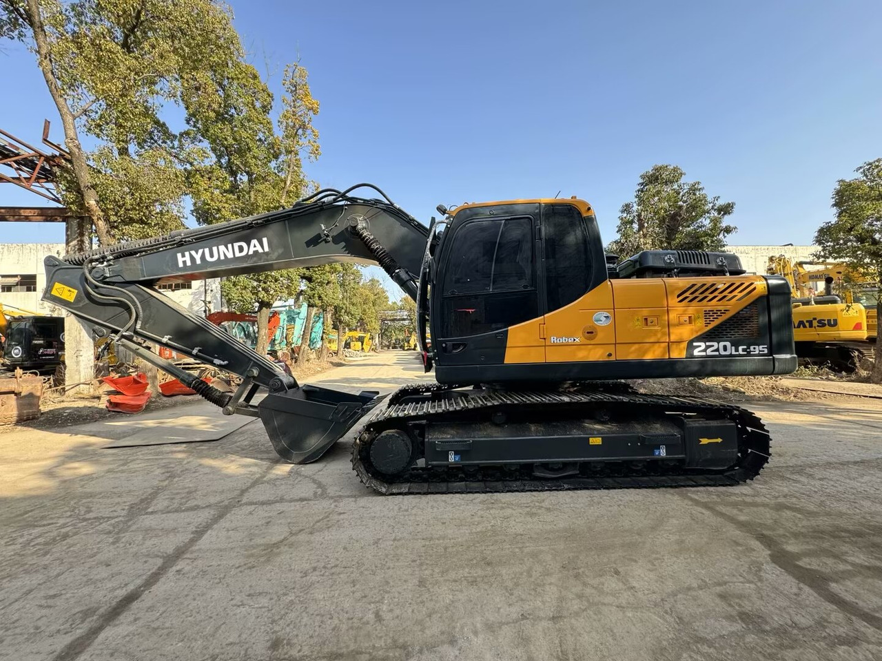 HYUNDAI 220LC - 9S 220LC-9T 305LC-9S 330LC-9S - Pelle sur chenille: photos 1 HYUNDAI 220LC - 9S 220LC-9T 305LC-9S 330LC-9S - Pelle sur chenille: photos 1