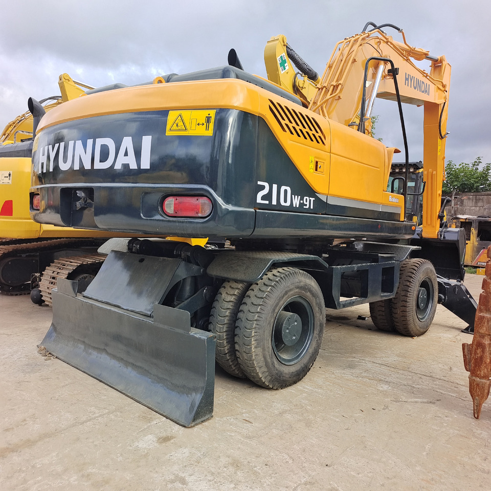 HYUNDAI ROBEX 210W - 9T - Pelle sur pneus: photos 2 HYUNDAI ROBEX 210W - 9T - Pelle sur pneus: photos 2