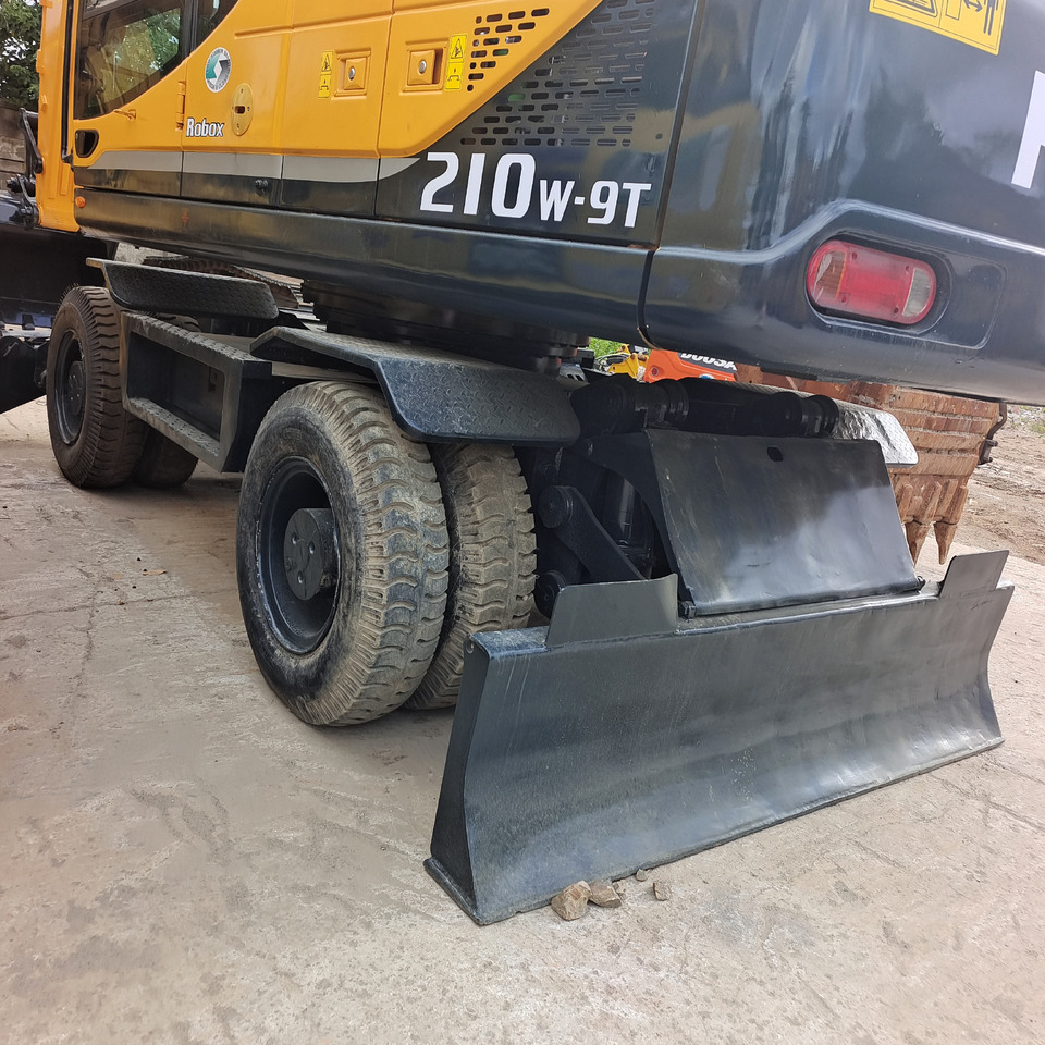 HYUNDAI ROBEX 210W - 9T - Pelle sur pneus: photos 5 HYUNDAI ROBEX 210W - 9T - Pelle sur pneus: photos 5