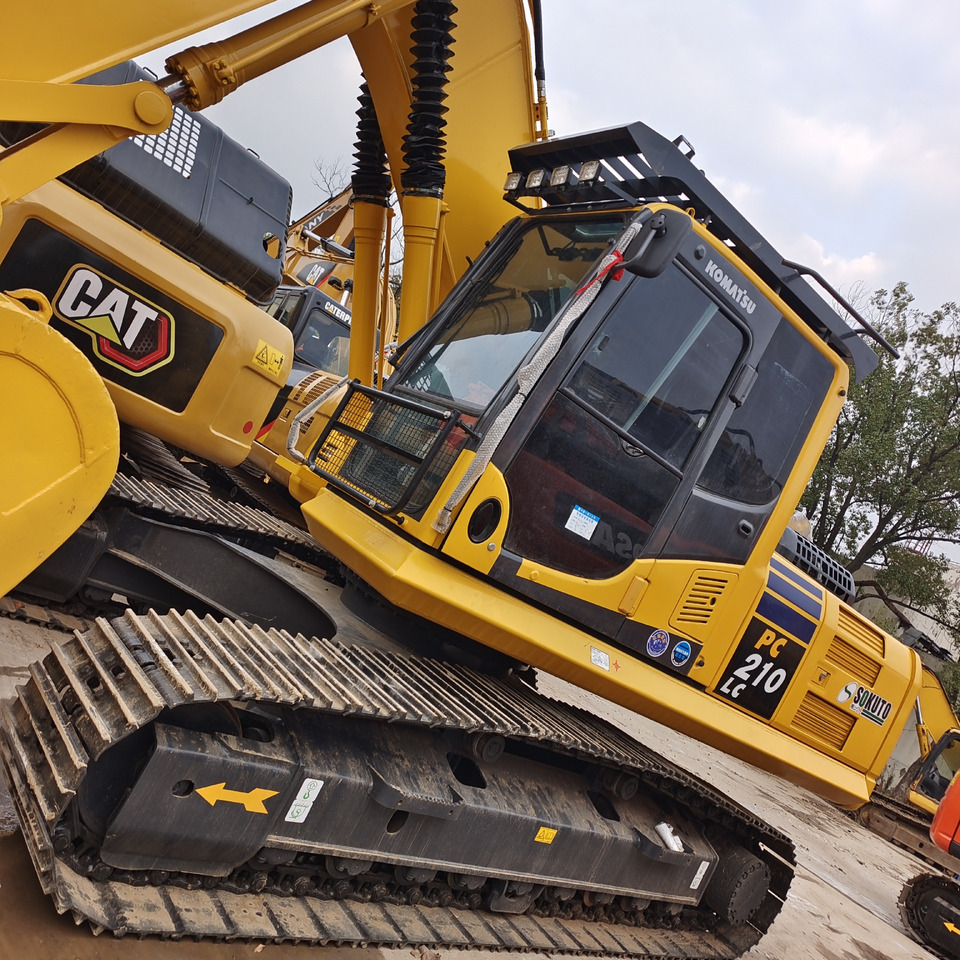 KOMATSU PC210LC-8 - Pelle sur chenille: photos 1 KOMATSU PC210LC-8 - Pelle sur chenille: photos 1
