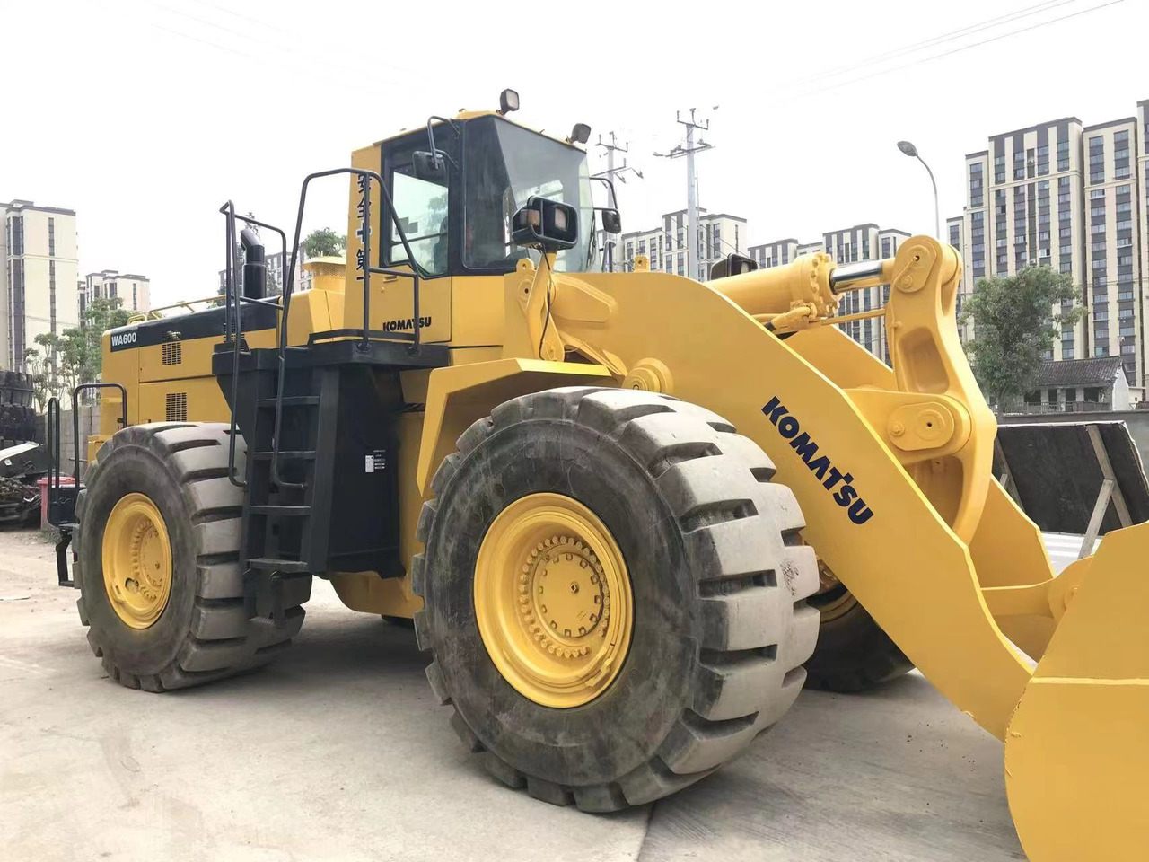 KOMATSU WA600 - Chargeuse sur pneus: photos 1 KOMATSU WA600 - Chargeuse sur pneus: photos 1