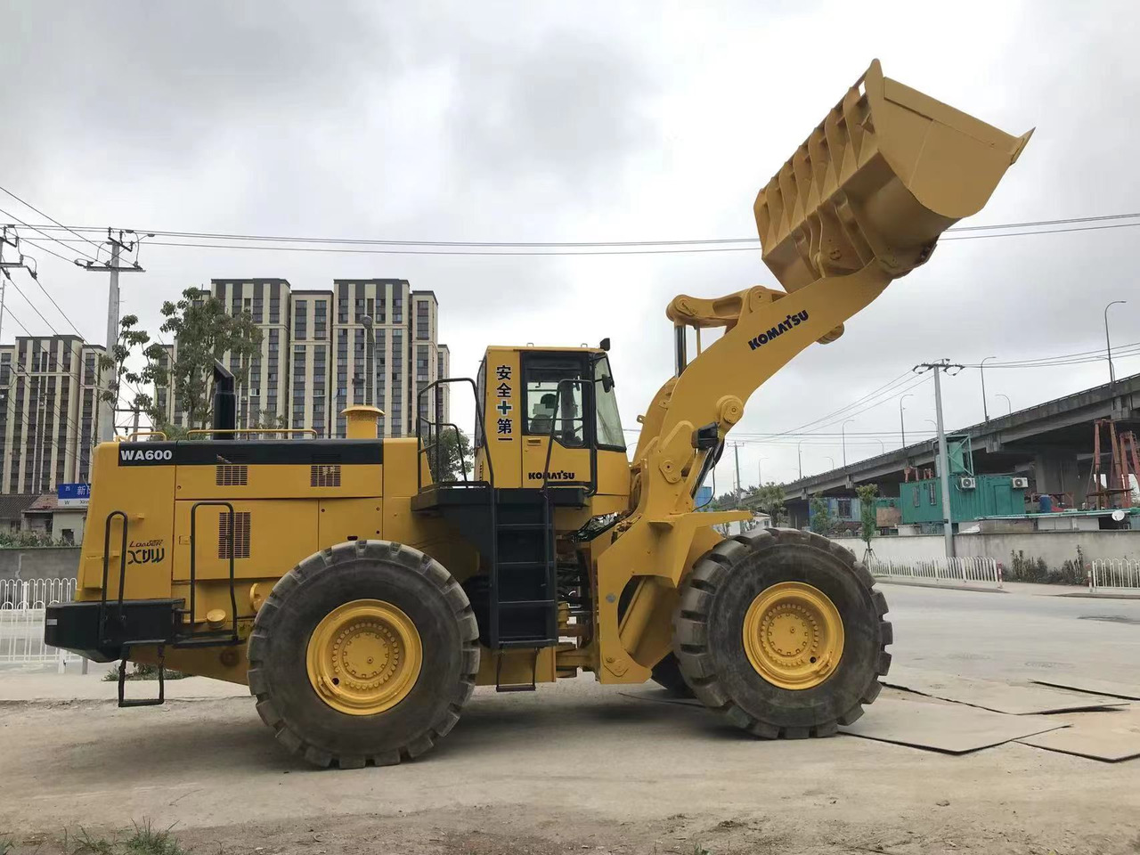 KOMATSU WA600 - Chargeuse sur pneus: photos 2 KOMATSU WA600 - Chargeuse sur pneus: photos 2