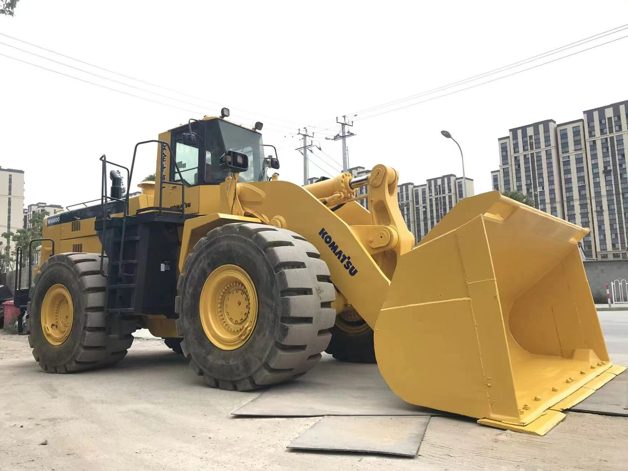 KOMATSU WA600 - Chargeuse sur pneus: photos 3 KOMATSU WA600 - Chargeuse sur pneus: photos 3