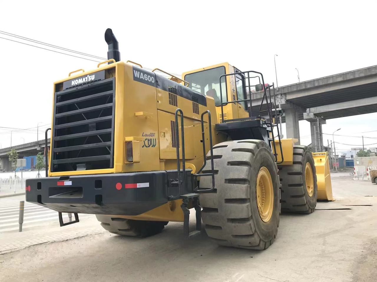 KOMATSU WA600 - Chargeuse sur pneus: photos 5 KOMATSU WA600 - Chargeuse sur pneus: photos 5