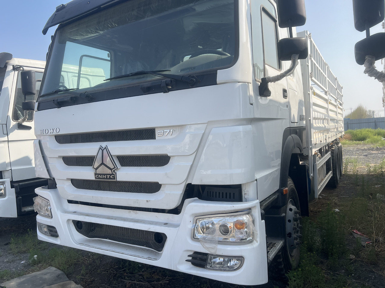 SINOTRUK 371 6*4 with FENCE LIVESTOCK TRUCK 375 380 400 420 8*4 DUMP TRUCK - Camion benne: photos 1 SINOTRUK 371 6*4 with FENCE LIVESTOCK TRUCK 375 380 400 420 8*4 DUMP TRUCK - Camion benne: photos 1