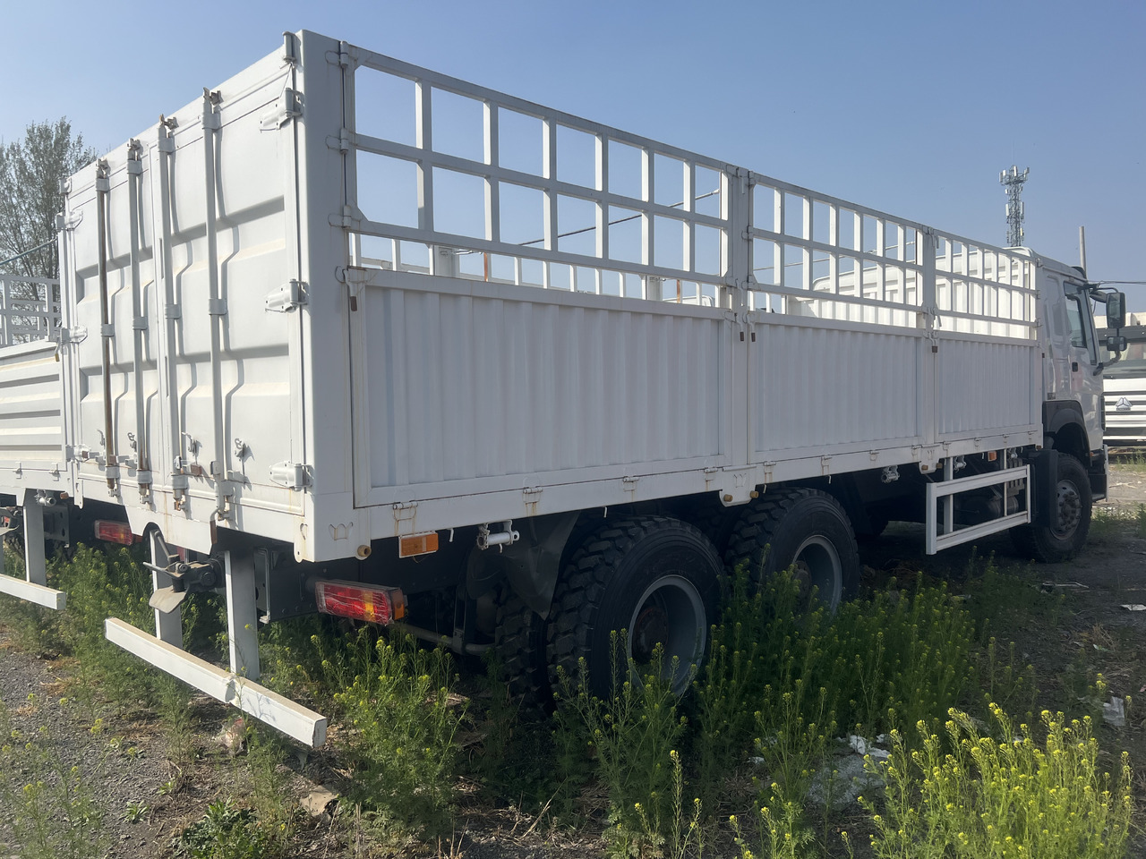 SINOTRUK 371 6*4 with FENCE LIVESTOCK TRUCK 375 380 400 420 8*4 DUMP TRUCK - Camion benne: photos 5 SINOTRUK 371 6*4 with FENCE LIVESTOCK TRUCK 375 380 400 420 8*4 DUMP TRUCK - Camion benne: photos 5