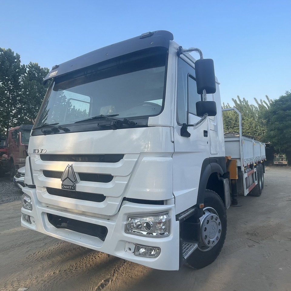 SINOTRUK 8-ton truck-mounted crane HOWO CNHTC - Camion grue: photos 5 SINOTRUK 8-ton truck-mounted crane HOWO CNHTC - Camion grue: photos 5