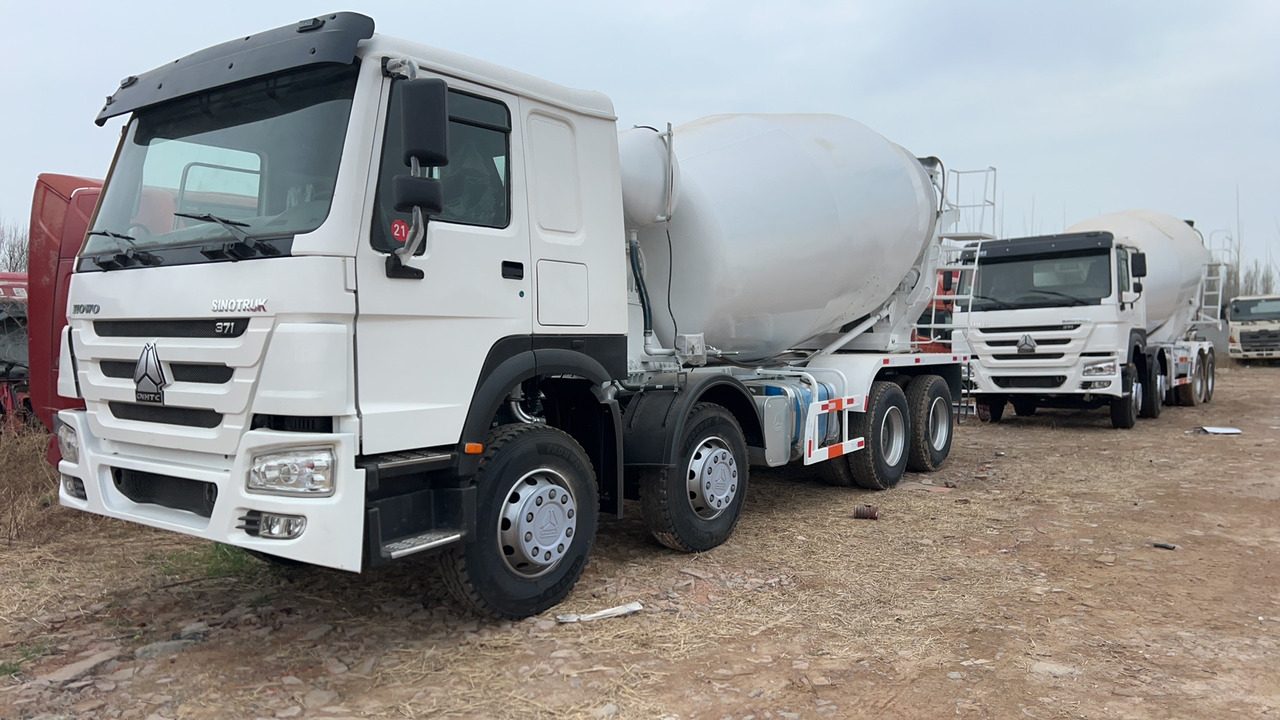 SINOTRUK HOWO 371 8X4 16 Cubic Meter SINOTRUK Howo Concrete Mixer Truck - Bétonnière: photos 1 SINOTRUK HOWO 371 8X4 16 Cubic Meter SINOTRUK Howo Concrete Mixer Truck - Bétonnière: photos 1