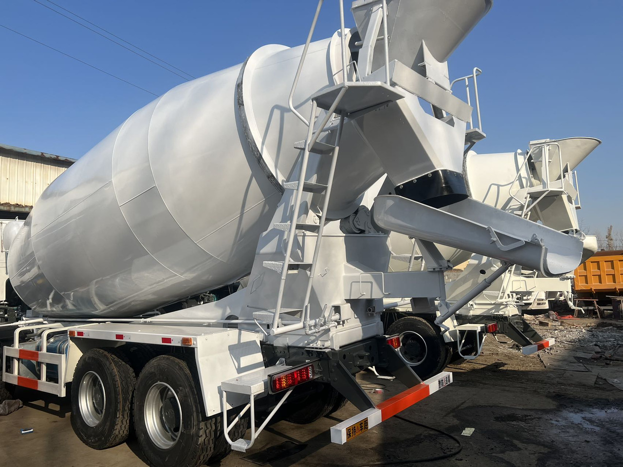 SINOTRUK HOWO 8*4 12 tires 16 CBM - Camion malaxeur: photos 5 SINOTRUK HOWO 8*4 12 tires 16 CBM - Camion malaxeur: photos 5