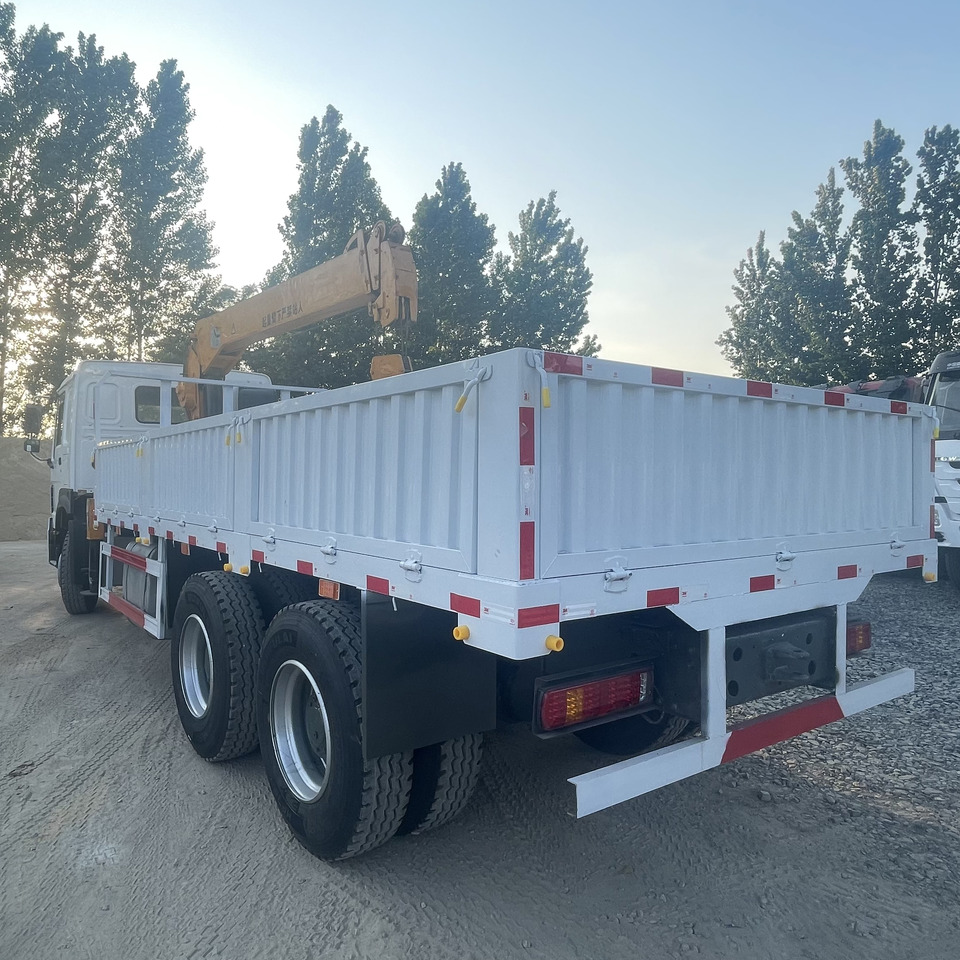 SINOTRUK HOWO 8 TON CRANE TRUCK - Camion grue: photos 3 SINOTRUK HOWO 8 TON CRANE TRUCK - Camion grue: photos 3
