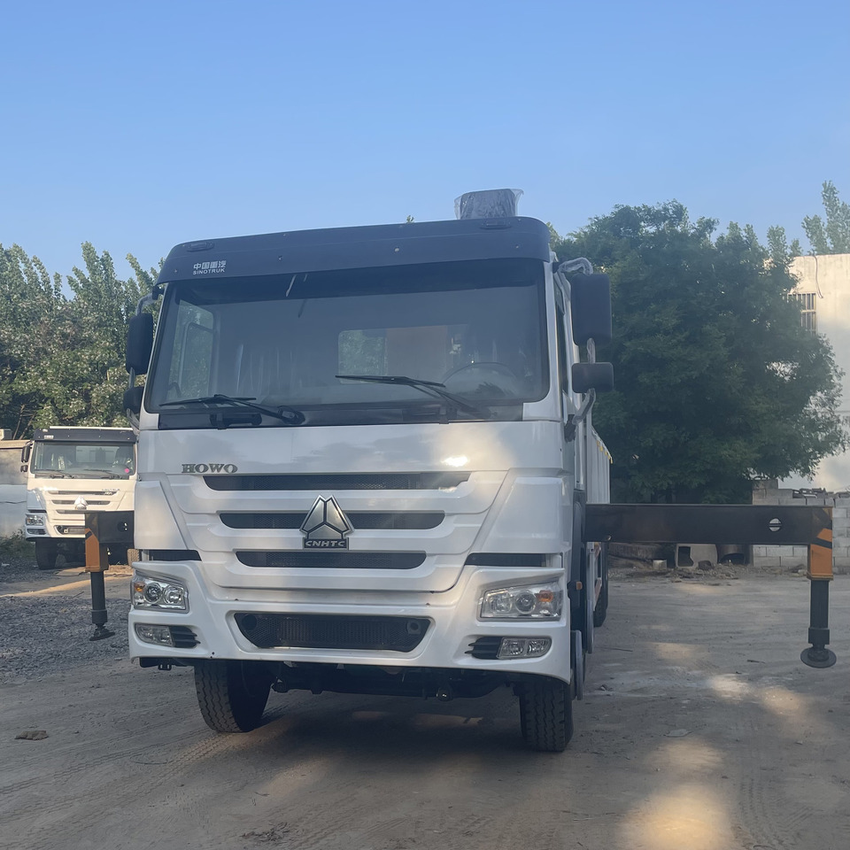 SINOTRUK HOWO 8 TON CRANE TRUCK - Camion grue: photos 2 SINOTRUK HOWO 8 TON CRANE TRUCK - Camion grue: photos 2