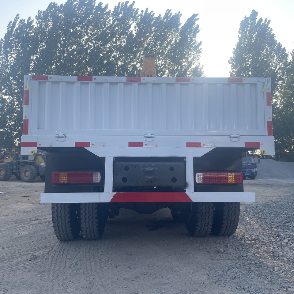SINOTRUK HOWO 8 TON CRANE TRUCK - Camion grue: photos 4 SINOTRUK HOWO 8 TON CRANE TRUCK - Camion grue: photos 4