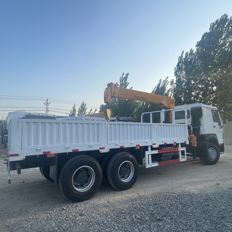 SINOTRUK HOWO 8 TON CRANE TRUCK - Camion grue: photos 1 SINOTRUK HOWO 8 TON CRANE TRUCK - Camion grue: photos 1