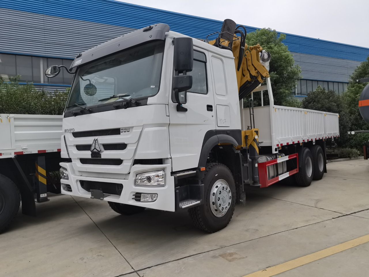 SINOTRUK HOWO 8 TON Knuckle boom truck-mounted crane - Camion grue: photos 1 SINOTRUK HOWO 8 TON Knuckle boom truck-mounted crane - Camion grue: photos 1