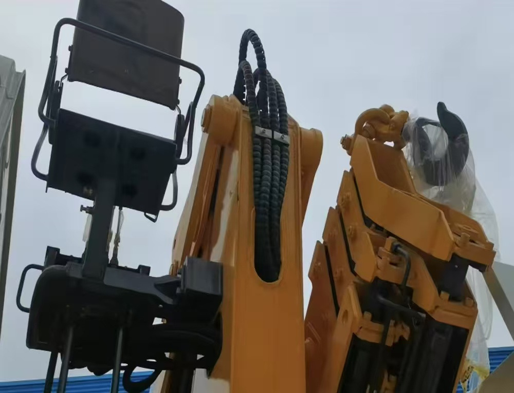 SINOTRUK HOWO 8 TON Knuckle boom truck-mounted crane - Camion grue: photos 3 SINOTRUK HOWO 8 TON Knuckle boom truck-mounted crane - Camion grue: photos 3