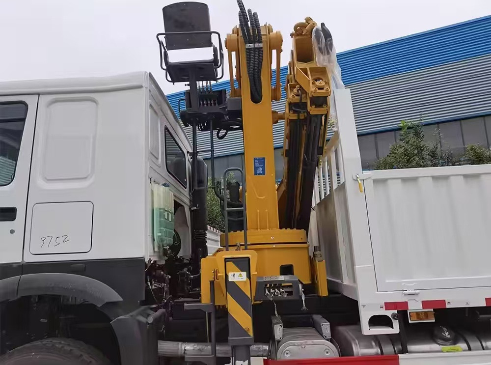 SINOTRUK HOWO 8 TON Knuckle boom truck-mounted crane - Camion grue: photos 2 SINOTRUK HOWO 8 TON Knuckle boom truck-mounted crane - Camion grue: photos 2