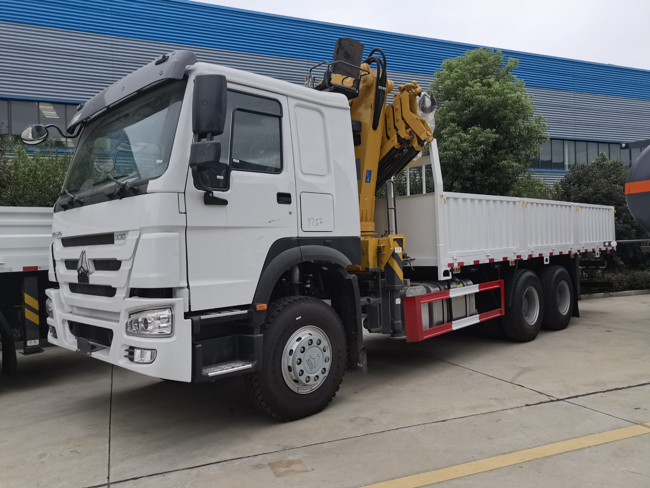 SINOTRUK HOWO 8 TON Knuckle boom truck-mounted crane - Camion grue: photos 4 SINOTRUK HOWO 8 TON Knuckle boom truck-mounted crane - Camion grue: photos 4