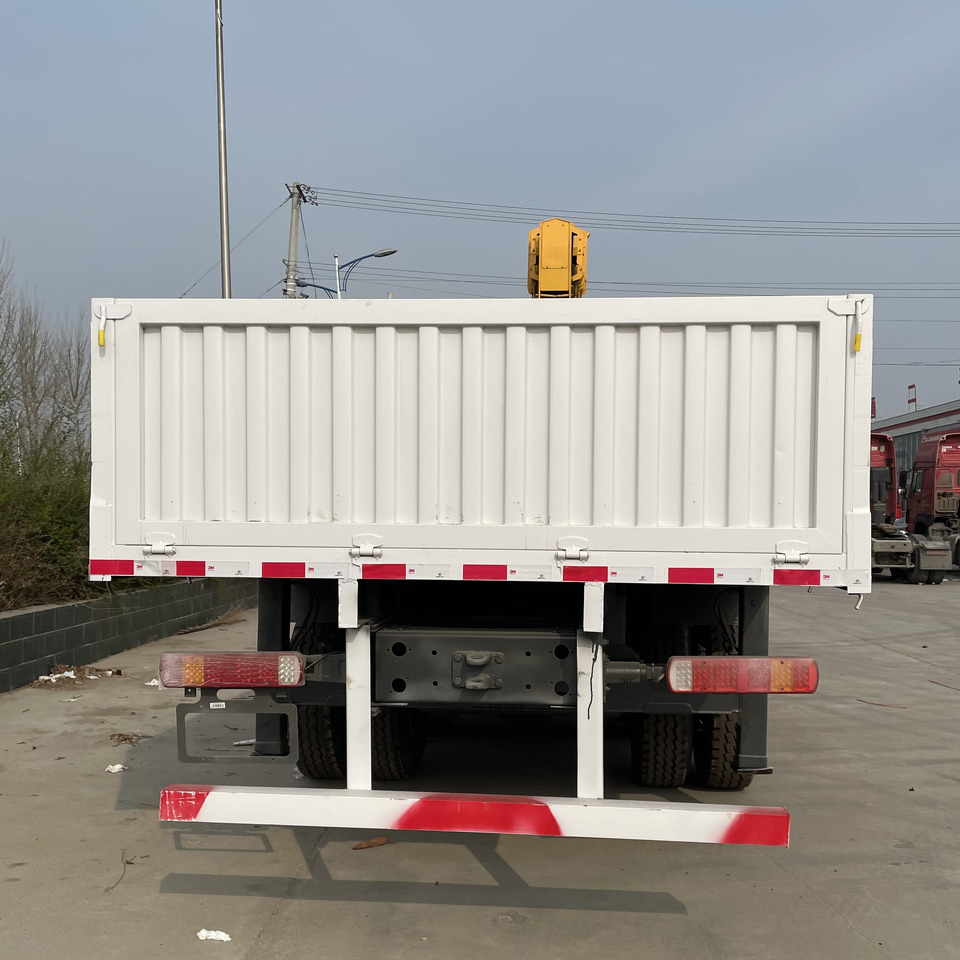 SINOTRUK HOWO 8 TON Knuckle boom truck-mounted crane - Camion grue: photos 5 SINOTRUK HOWO 8 TON Knuckle boom truck-mounted crane - Camion grue: photos 5