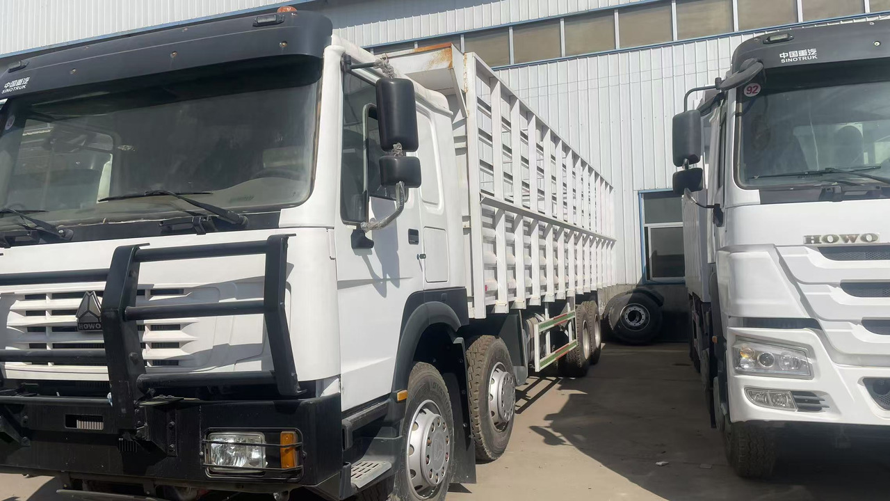 SINOTRUK HOWO DUMP TRUCK WITH FENCE 8*4 - Camion benne: photos 3 SINOTRUK HOWO DUMP TRUCK WITH FENCE 8*4 - Camion benne: photos 3