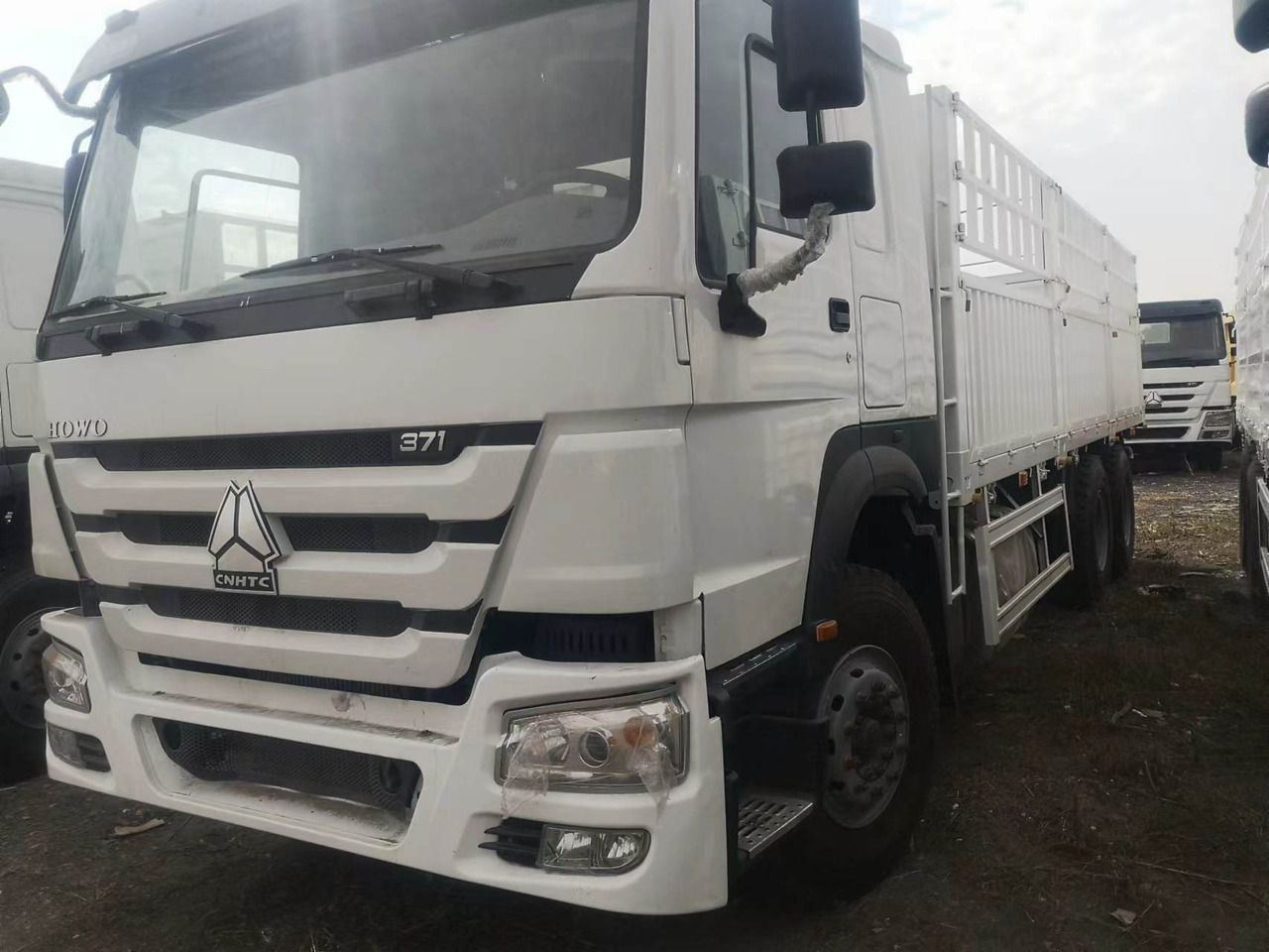 SINOTRUK HOWO DUMP TRUCK WITH FENCE LIVESTOCK TRUCK - Camion benne: photos 4 SINOTRUK HOWO DUMP TRUCK WITH FENCE LIVESTOCK TRUCK - Camion benne: photos 4