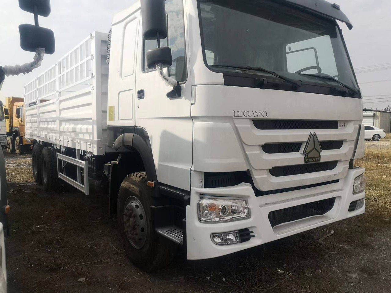 SINOTRUK HOWO DUMP TRUCK WITH FENCE LIVESTOCK TRUCK - Camion benne: photos 2 SINOTRUK HOWO DUMP TRUCK WITH FENCE LIVESTOCK TRUCK - Camion benne: photos 2
