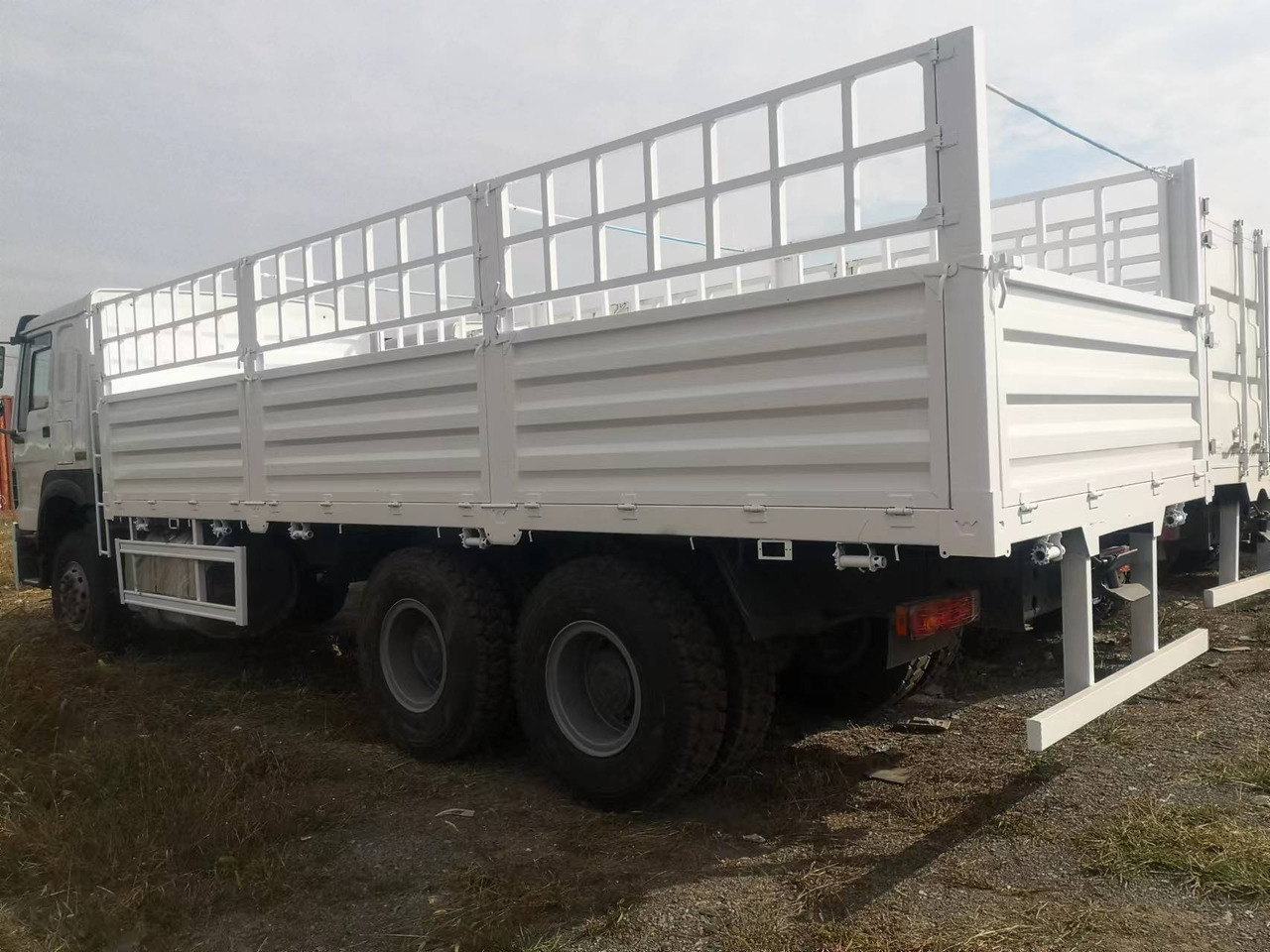 SINOTRUK HOWO DUMP TRUCK WITH FENCE LIVESTOCK TRUCK - Camion benne: photos 3 SINOTRUK HOWO DUMP TRUCK WITH FENCE LIVESTOCK TRUCK - Camion benne: photos 3