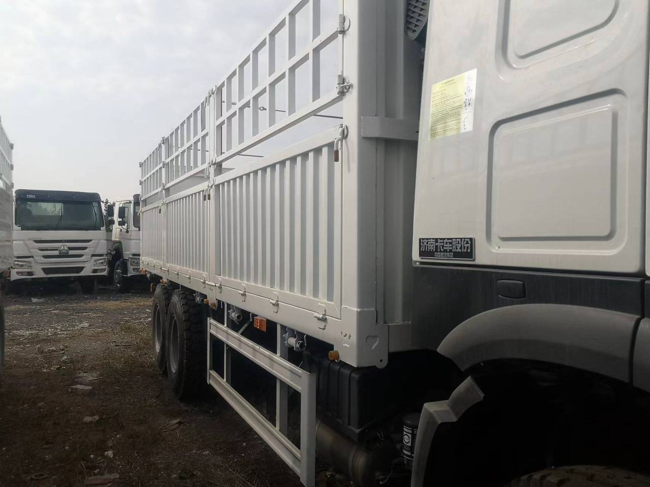 SINOTRUK HOWO DUMP TRUCK WITH FENCE LIVESTOCK TRUCK - Camion benne: photos 5 SINOTRUK HOWO DUMP TRUCK WITH FENCE LIVESTOCK TRUCK - Camion benne: photos 5