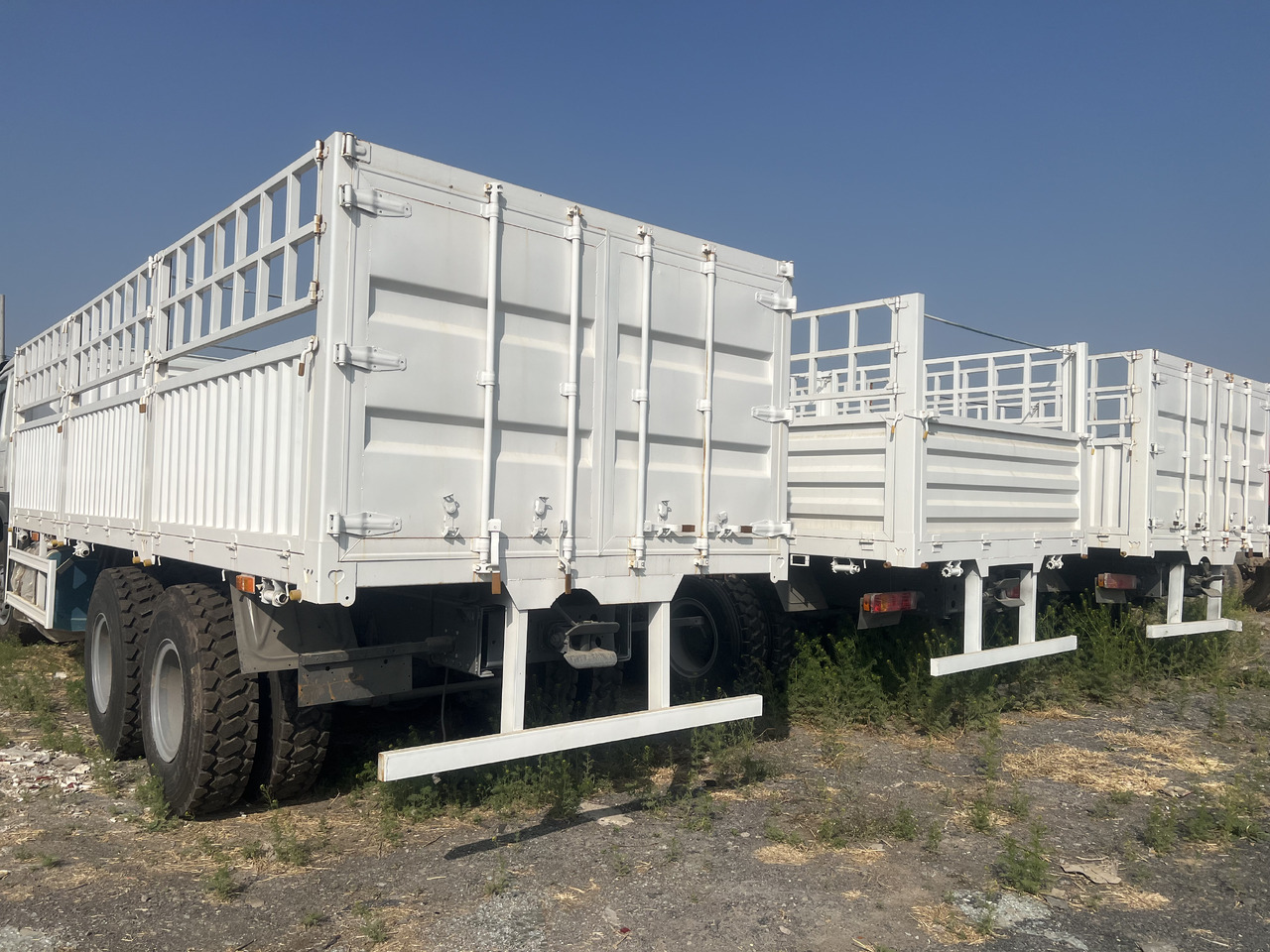 SINOTRUK HOWO FENCE LIVESTOCK DUMP TRUCK - Camion benne: photos 1 SINOTRUK HOWO FENCE LIVESTOCK DUMP TRUCK - Camion benne: photos 1