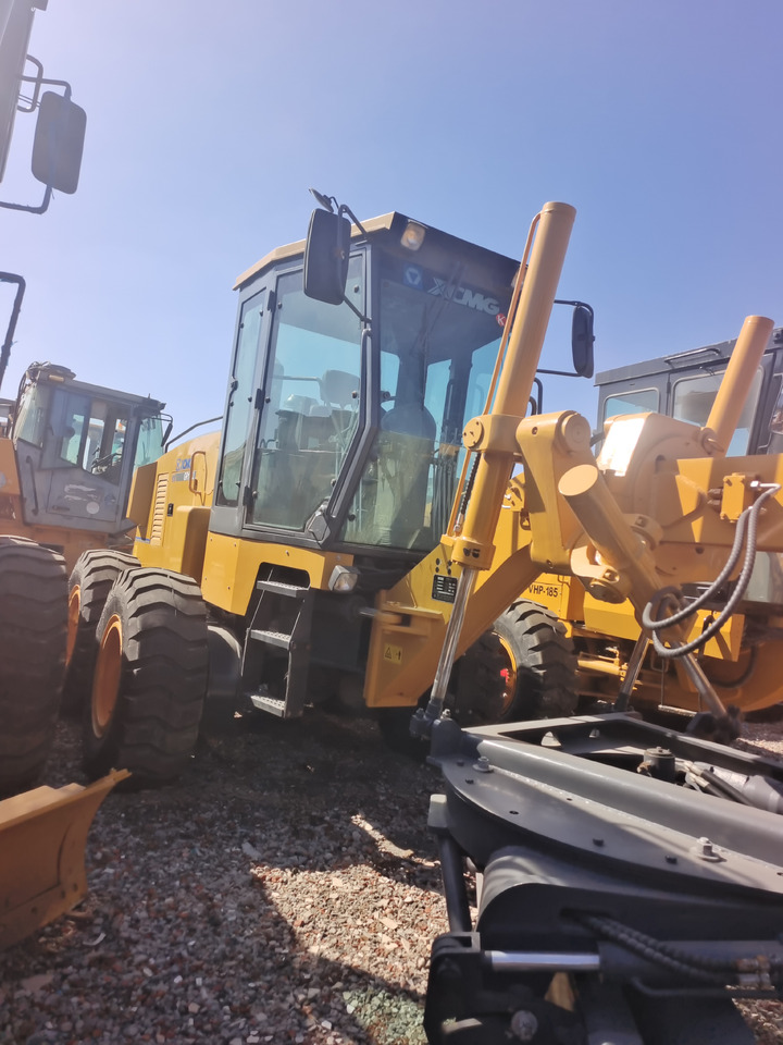 XCMG GR1803 WITH RIPPER - Niveleuse: photos 1 XCMG GR1803 WITH RIPPER - Niveleuse: photos 1