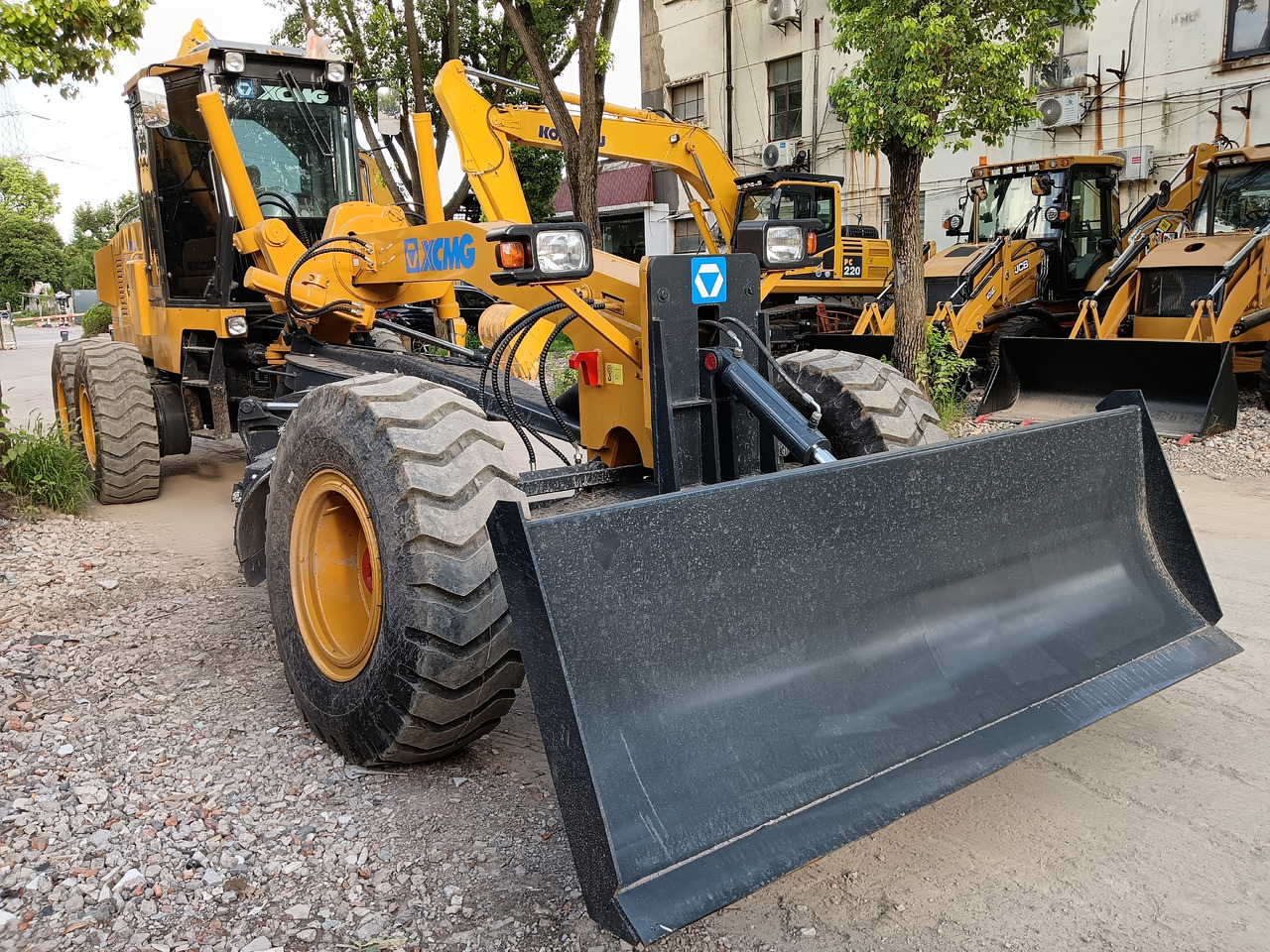 XCMG GR2153 WITH TWO BLADES AND RIPPER - Niveleuse: photos 1 XCMG GR2153 WITH TWO BLADES AND RIPPER - Niveleuse: photos 1