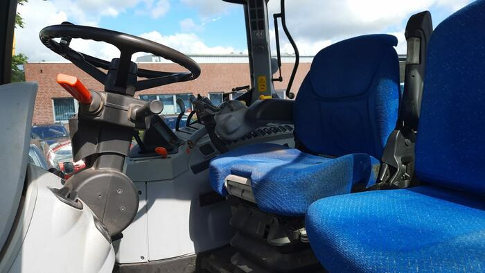 New Holland T6070 - Tracteur agricole: photos 5 New Holland T6070 - Tracteur agricole: photos 5