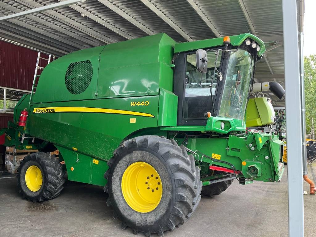 John Deere W 440 - Moissonneuse-batteuse: photos 1 John Deere W 440 - Moissonneuse-batteuse: photos 1