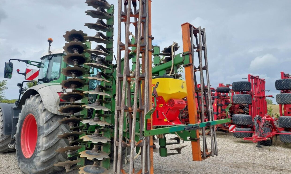 Amazone Catros 6001-2 med APV-speder - Cover crop: photos 1 Amazone Catros 6001-2 med APV-speder - Cover crop: photos 1