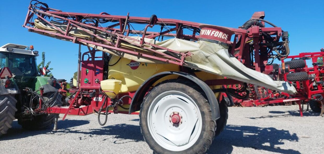 Hardi Commander Plus 4200 - 28m Twin - Pulvérisateur traîné: photos 1 Hardi Commander Plus 4200 - 28m Twin - Pulvérisateur traîné: photos 1