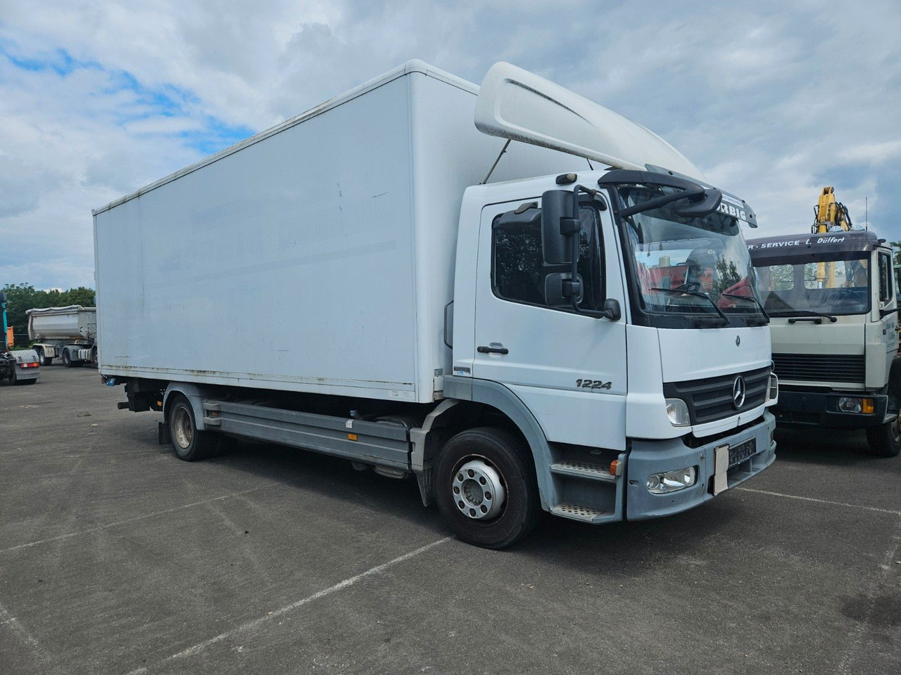Mercedes-Benz Atego 1224 mit Ladebordwand - Camion fourgon: photos 1 Mercedes-Benz Atego 1224 mit Ladebordwand - Camion fourgon: photos 1