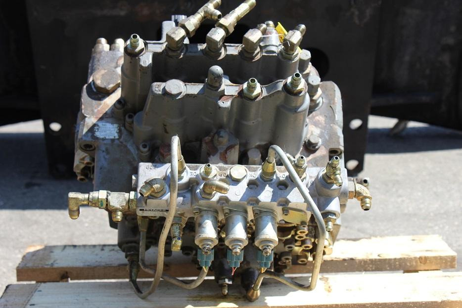 Hitachi ZX 140W - Valve hydraulique pour Engins de chantier: photos 3 Hitachi ZX 140W - Valve hydraulique pour Engins de chantier: photos 3