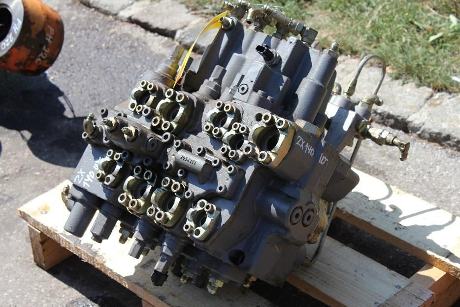 Hitachi ZX 140W - Valve hydraulique pour Engins de chantier: photos 1 Hitachi ZX 140W - Valve hydraulique pour Engins de chantier: photos 1
