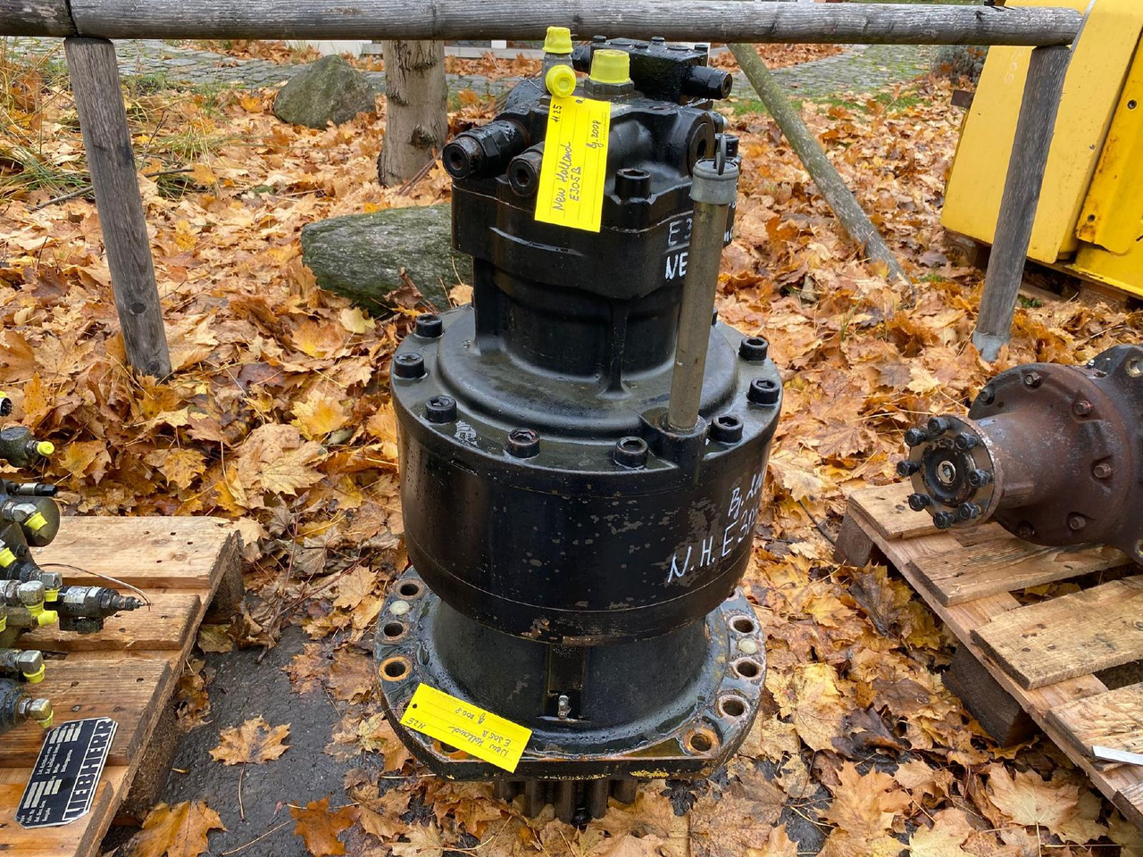 Holland E 305 - Moteur de rotation pour Engins de chantier: photos 2 Holland E 305 - Moteur de rotation pour Engins de chantier: photos 2