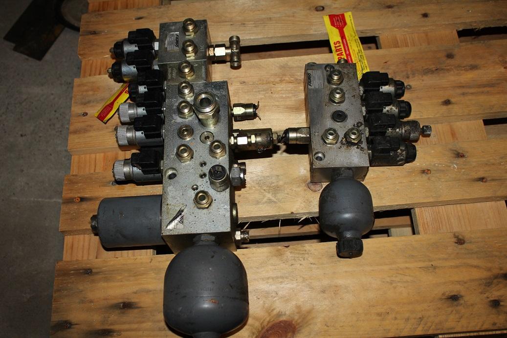 O&K MH Plus , New Holland - Valve hydraulique pour Pelle sur pneus: photos 2 O&K MH Plus , New Holland - Valve hydraulique pour Pelle sur pneus: photos 2
