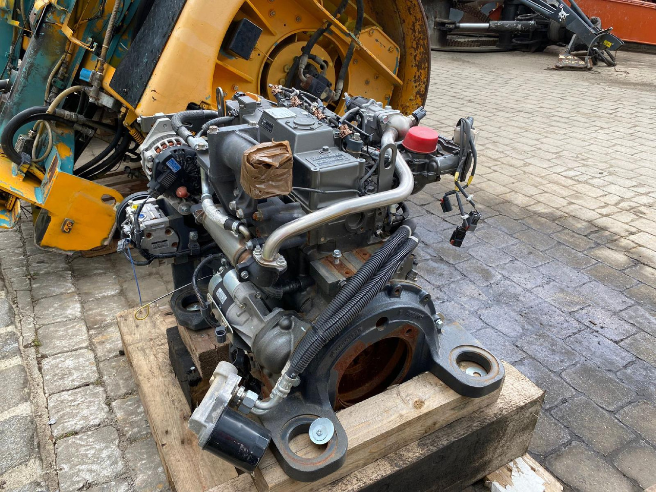 Yanmar Hitachi 4TNV 98C aus ZX 85 - Moteur pour Engins de chantier: photos 4 Yanmar Hitachi 4TNV 98C aus ZX 85 - Moteur pour Engins de chantier: photos 4
