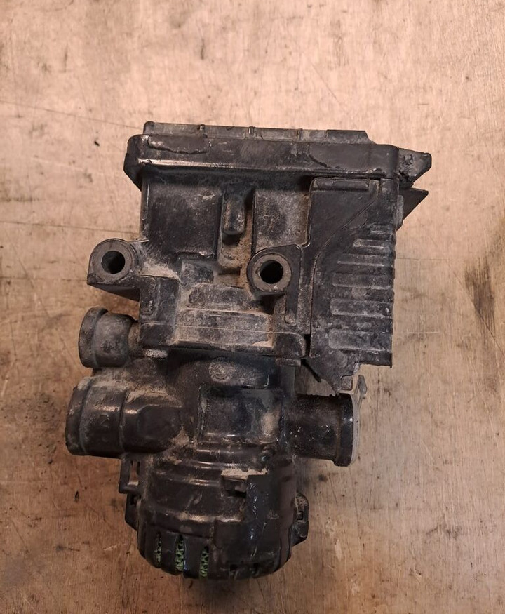 Knorr-Bremse K050211 MAN - Valve de frein pour Camion: photos 1 Knorr-Bremse K050211 MAN - Valve de frein pour Camion: photos 1