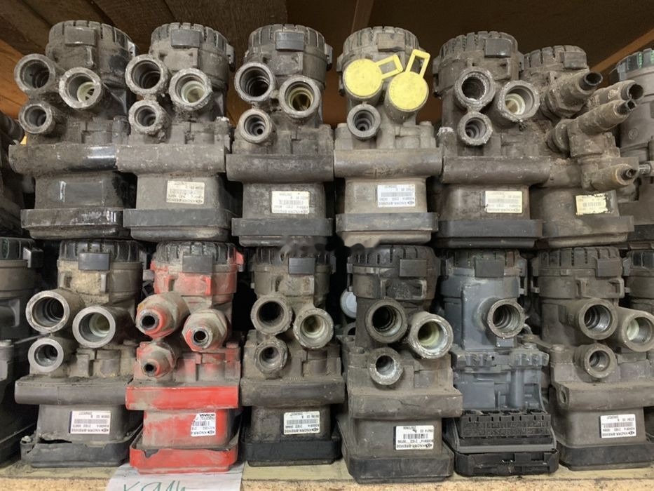 Knorr-Bremse Przód K000085 K000913 Scania Volvo RENAULT MAN K000913 K000085 K000914 - Valve de frein pour Camion: photos 1 Knorr-Bremse Przód K000085 K000913 Scania Volvo RENAULT MAN K000913 K000085 K000914 - Valve de frein pour Camion: photos 1