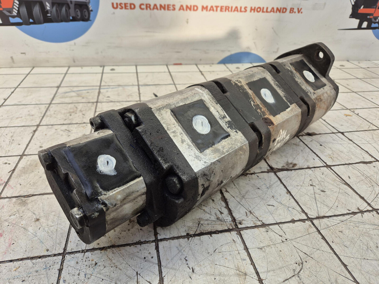 Bosch Bosch 4 way gear pump - Pompe hydraulique pour Grue: photos 3 Bosch Bosch 4 way gear pump - Pompe hydraulique pour Grue: photos 3