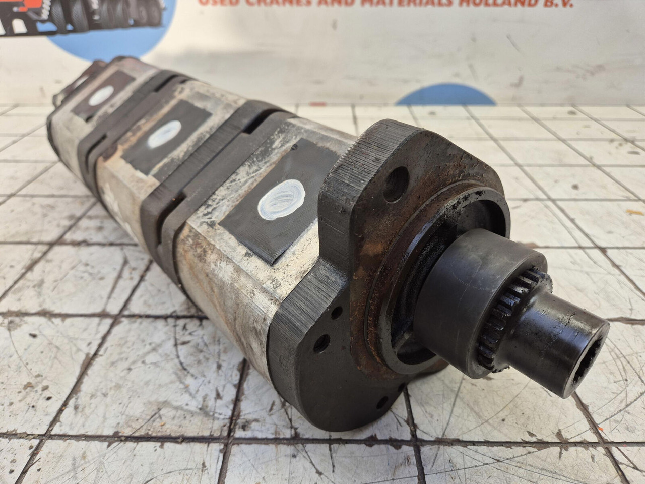 Bosch Bosch 4 way gear pump - Pompe hydraulique pour Grue: photos 1 Bosch Bosch 4 way gear pump - Pompe hydraulique pour Grue: photos 1