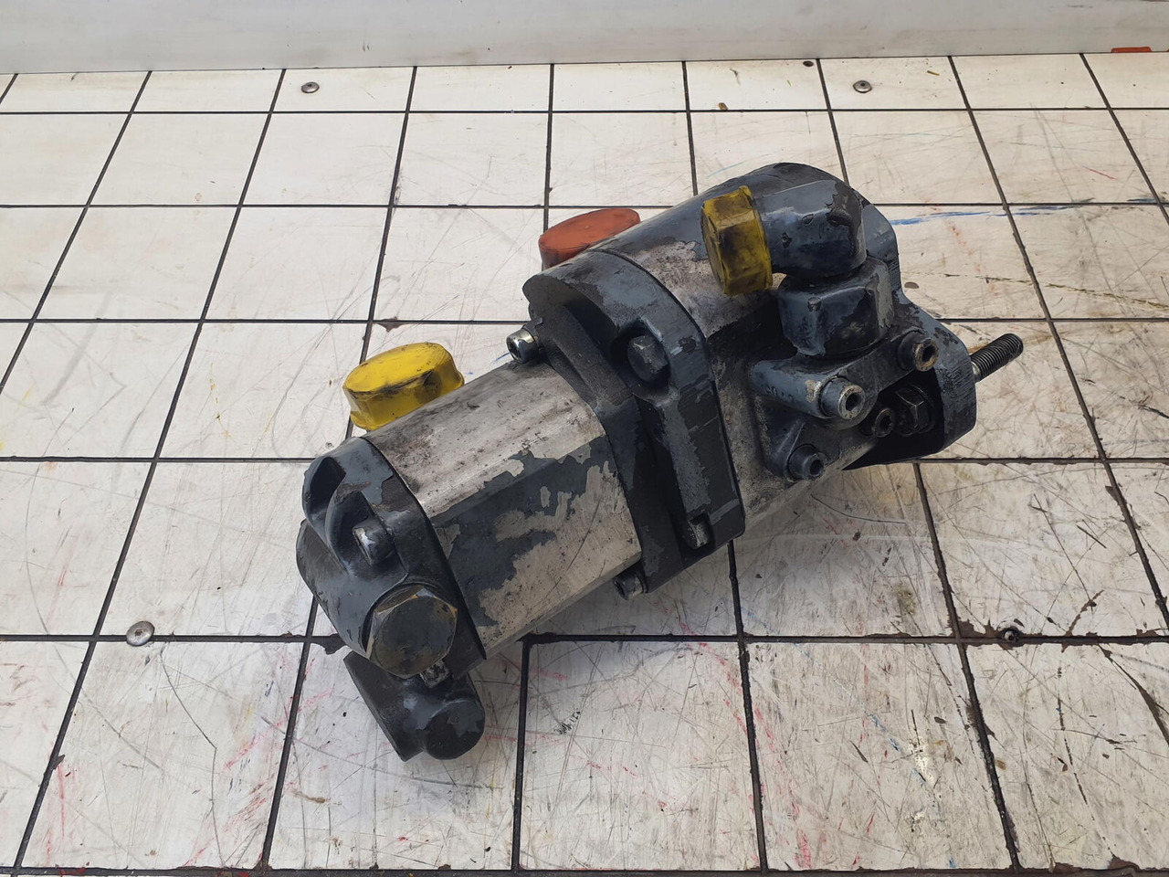 Bosch LTM 1060 dual gear pump - Pompe hydraulique pour Grue mobile: photos 3 Bosch LTM 1060 dual gear pump - Pompe hydraulique pour Grue mobile: photos 3