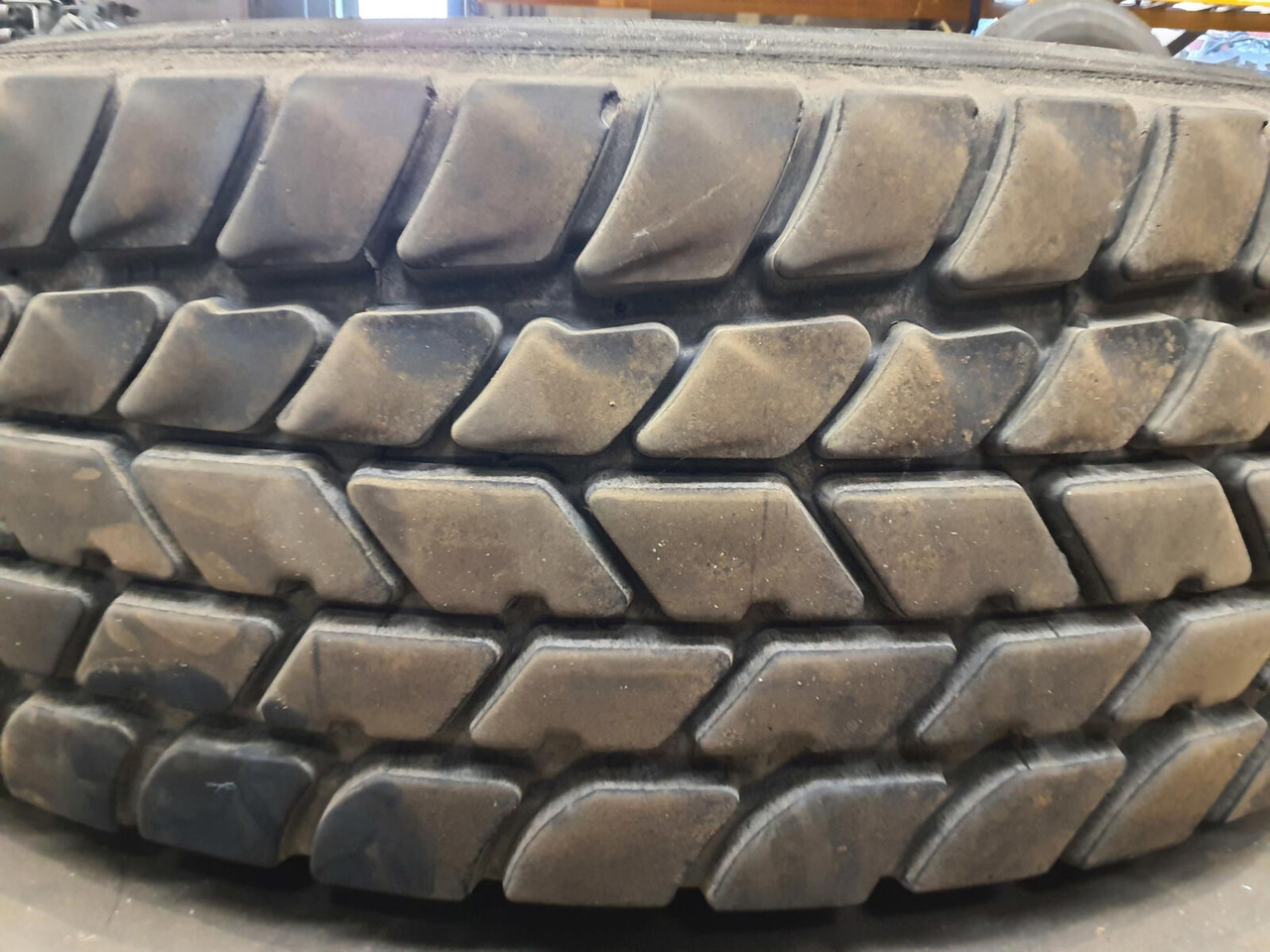 Grove Wheel 445/95R25 12 13.4 2p alu - Roue complète pour Grue: photos 3 Grove Wheel 445/95R25 12 13.4 2p alu - Roue complète pour Grue: photos 3