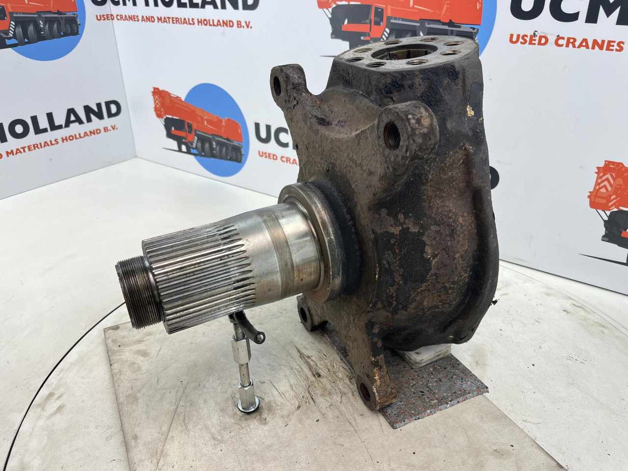 Krupp 70 GMT Steering knuckle axle 1 - Fusée d'essieu pour Grue mobile: photos 1 Krupp 70 GMT Steering knuckle axle 1 - Fusée d'essieu pour Grue mobile: photos 1