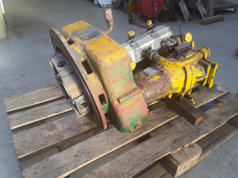 Krupp 70 GMT distributor gear box with pump set - Pompe hydraulique pour Grue: photos 3 Krupp 70 GMT distributor gear box with pump set - Pompe hydraulique pour Grue: photos 3