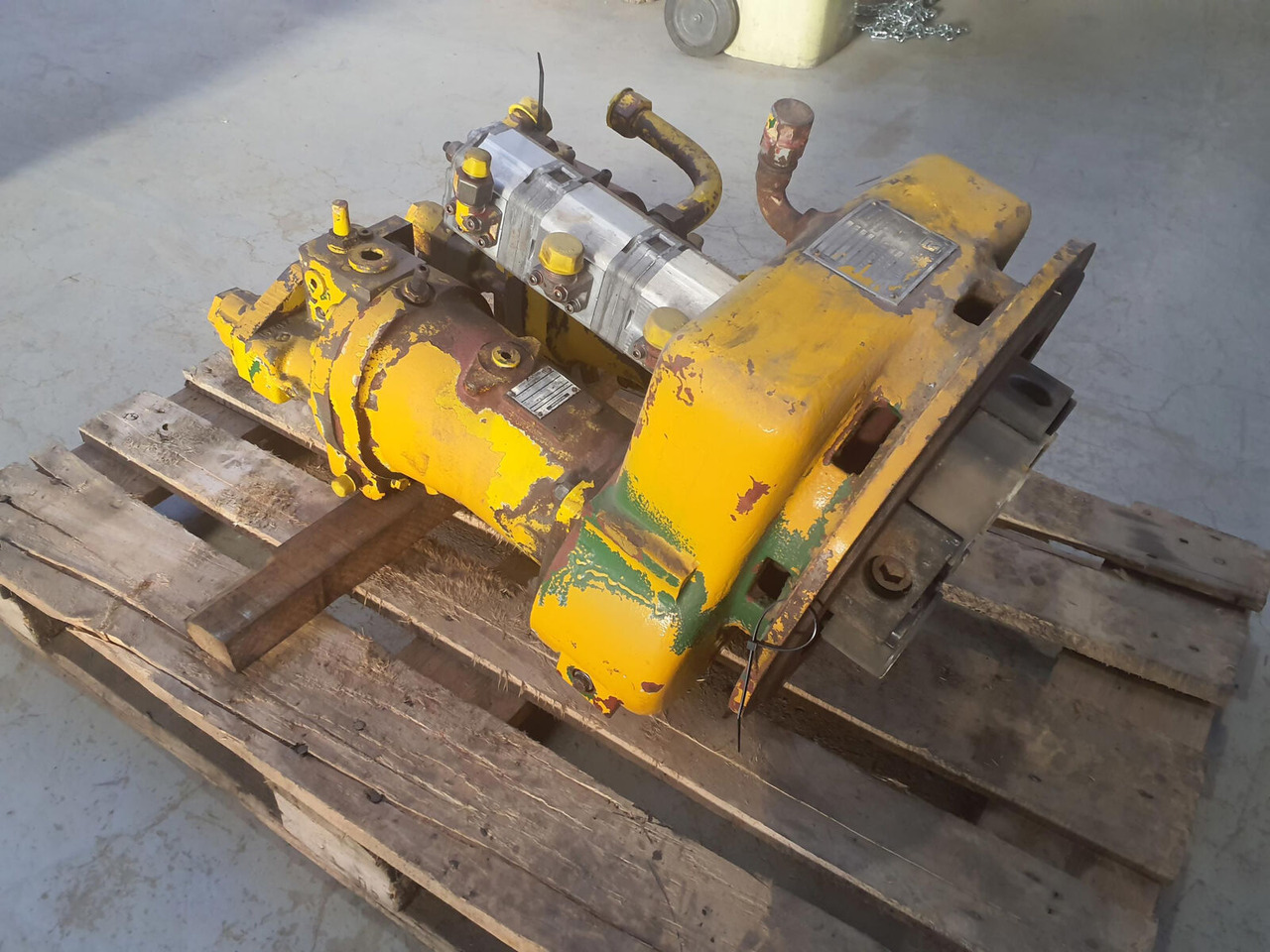 Krupp 70 GMT distributor gear box with pump set - Pompe hydraulique pour Grue mobile: photos 1 Krupp 70 GMT distributor gear box with pump set - Pompe hydraulique pour Grue mobile: photos 1